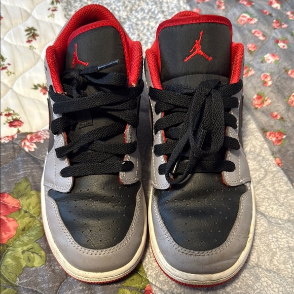 Nike Black and Red Low-Top Sneakers - Picture 3 of 8